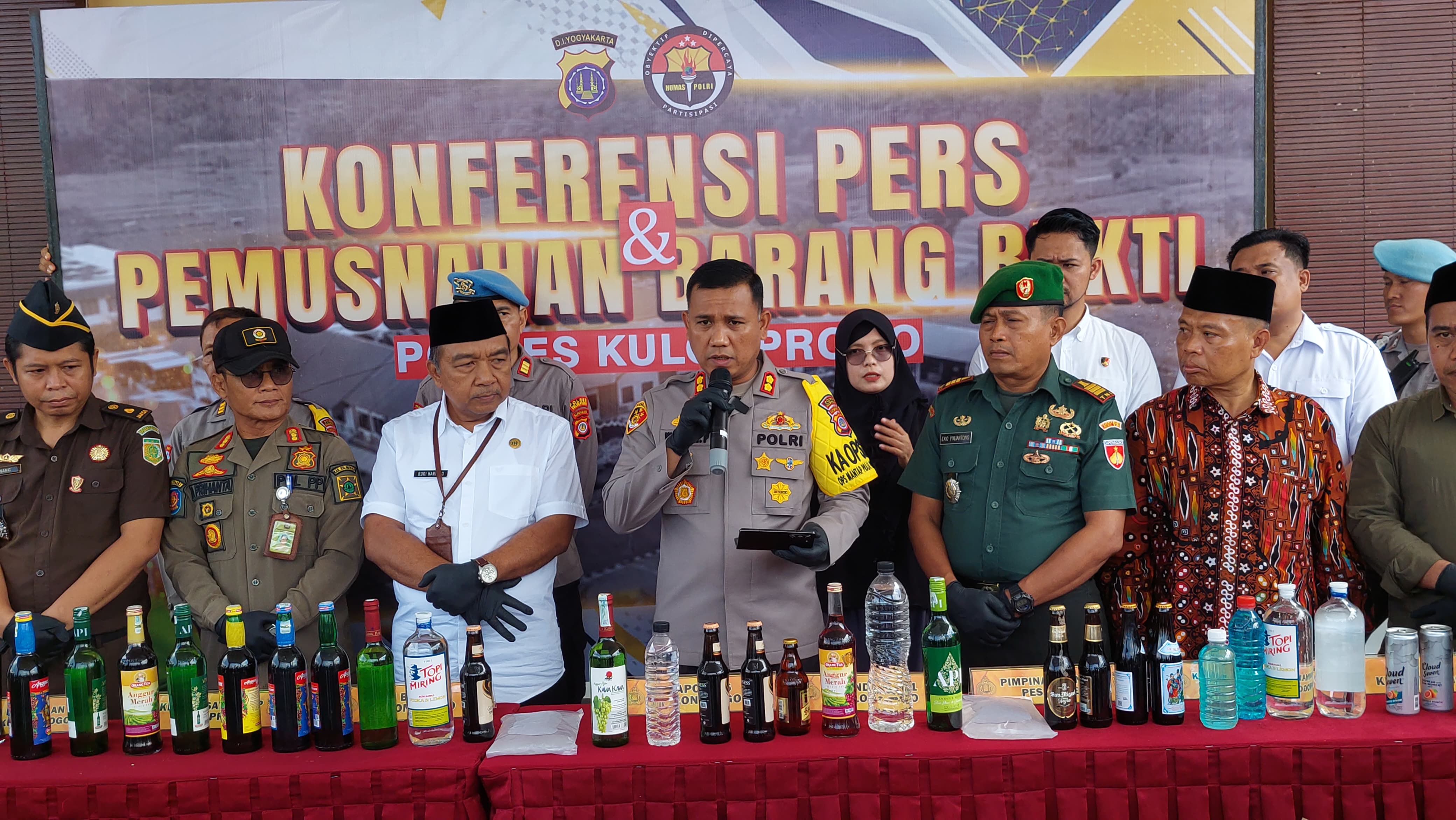 MIRAS: Kapolres Kulon Progo menunjukkan barang bukti.&nbsp;