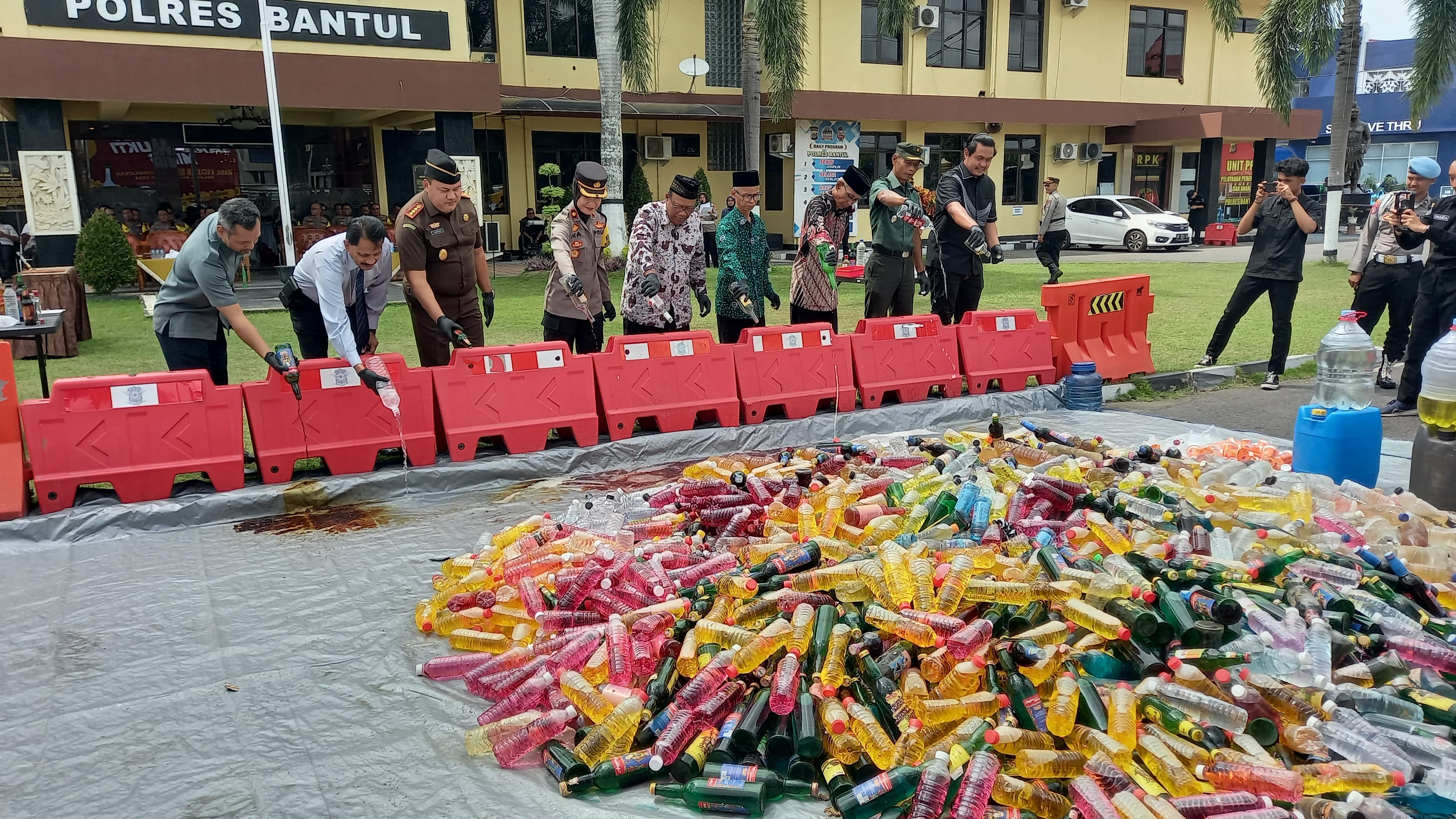 Pemusnahan miras di Bantul yang dilakukan di halaman Mapolres Bantul sebagai komitmen pemberantasan terhadap peredaran miras.&nbsp;