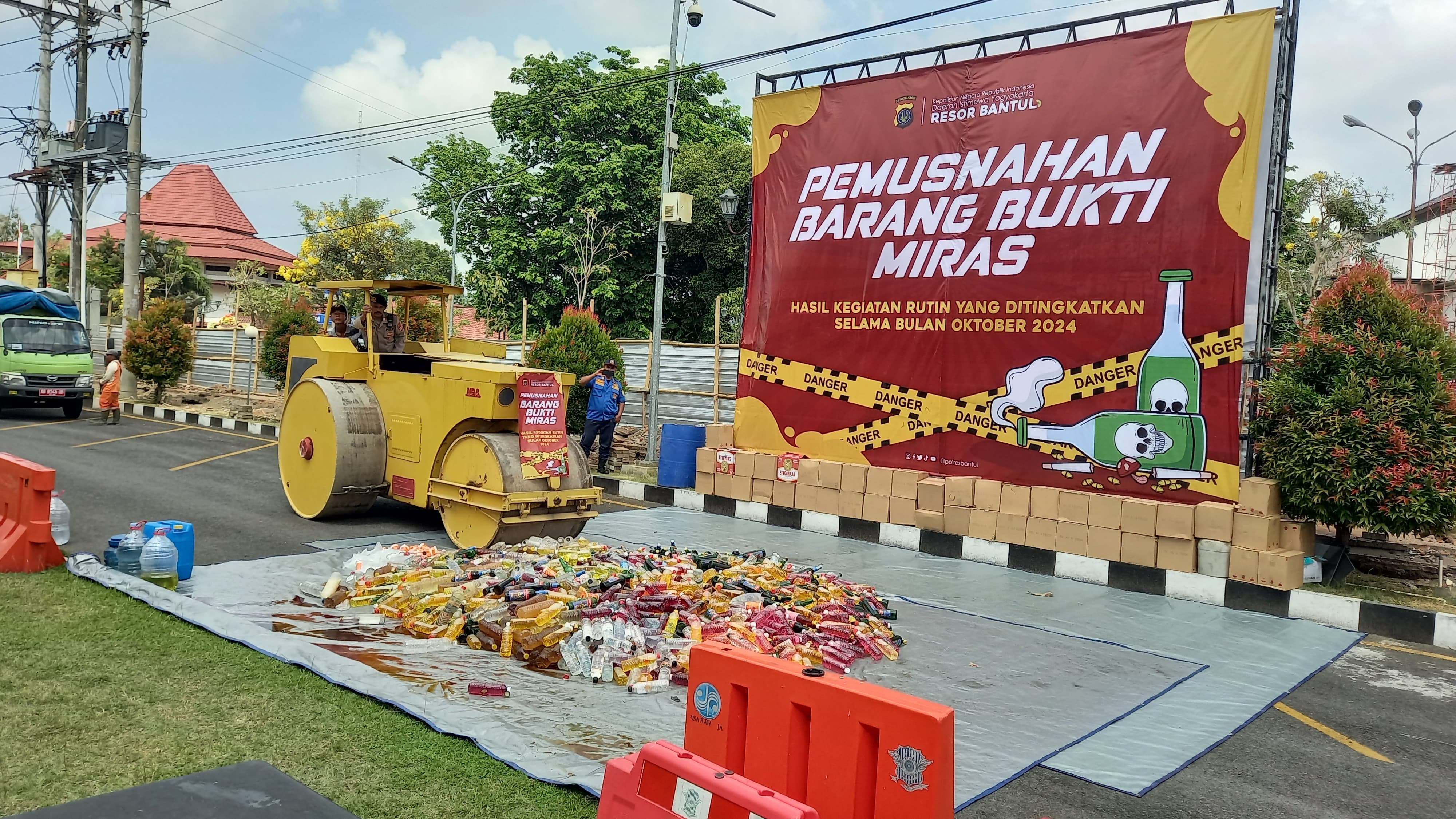 Pemusnahan miras di halaman Mapolres Bantul sebagai komitmen pemberantasan terhadap peredaran miras.