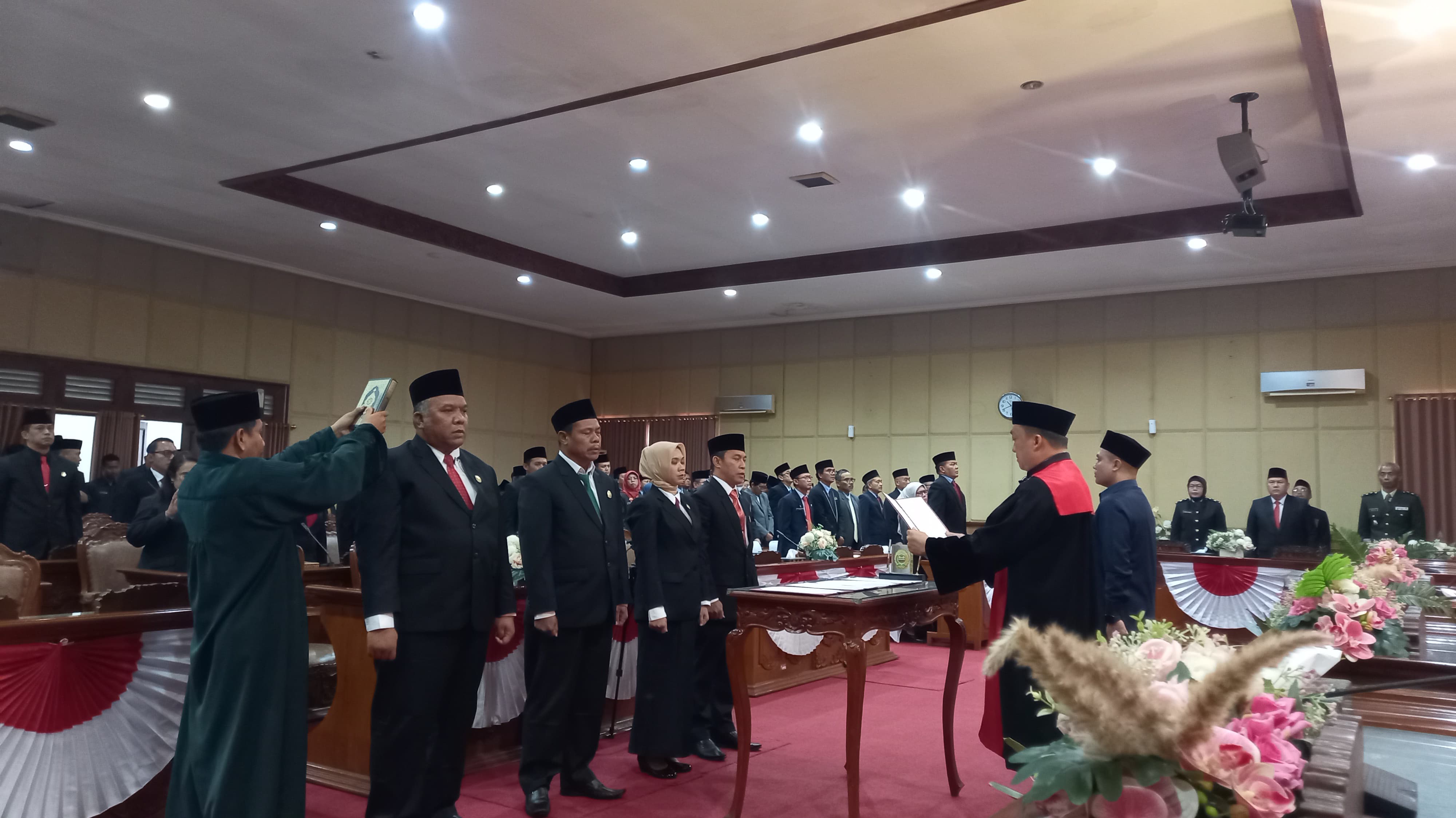 Pelantikan Pimpinan DPRD Bantul, Selasa (22/10/2024) yang turut dihadiri Halim-Joko.&nbsp;