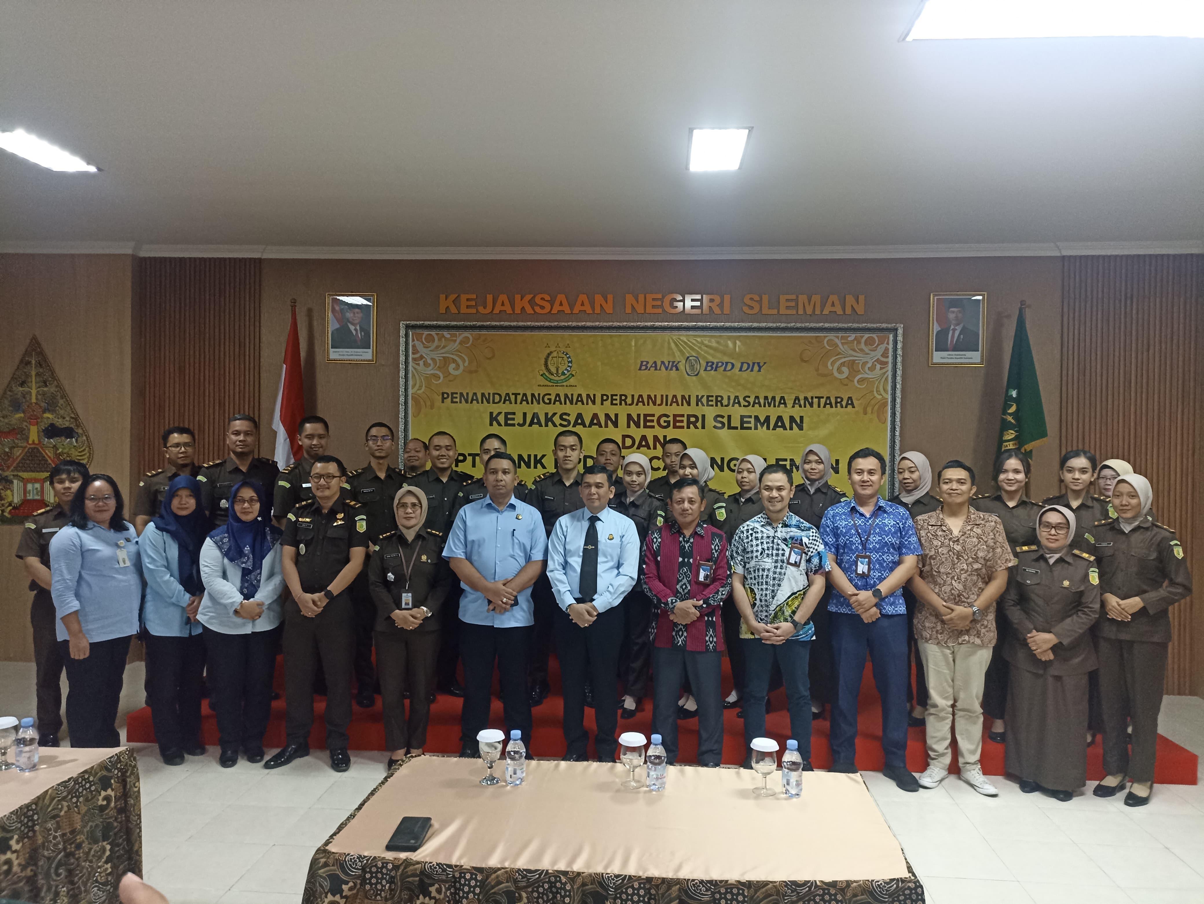 KERJA SAMA: Bank BPD DIY Cabang Sleman mendatangani kerja sama dengan Kejaksaan Negeri (Kejari) Sleman dalam bidang hukum, Selasa (22/10)