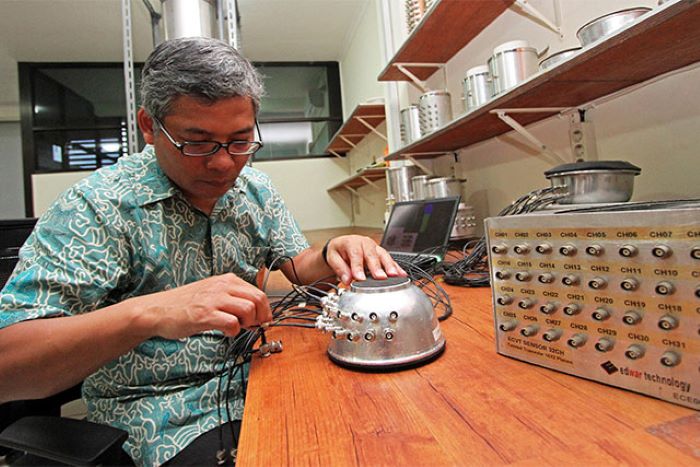 Alat baru yaitu therapy kanker Electro Capacitive Cancer Treatment (ECCT) ciptaan Dr. Warsito Taruno