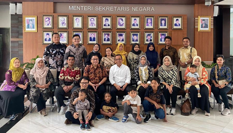 Foto rombongan sekretariat Departemen Politik dan Pemerintahan UGM saat diterima oleh Mensesneg Pratikno di kantornya