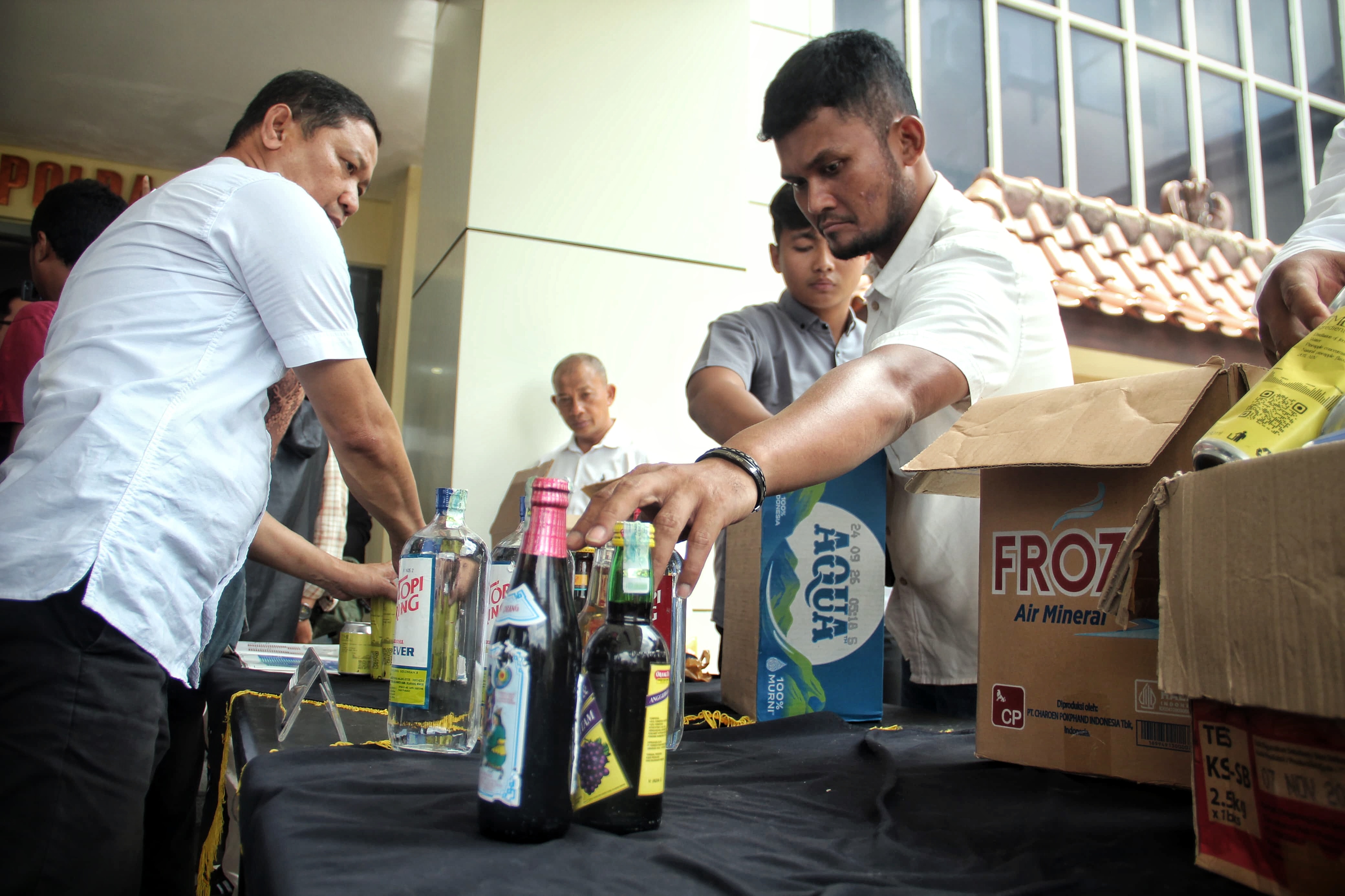 Polisi menunjukkan barang bukti kasus produksi minuman oplosan di Mapolda DIY, Rabu (23/10/2024).
