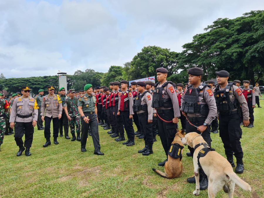 CEK PERSONEL: Danrem 072/Pemungkas saat memeriksa personel pada apel gelar pasukan kesiapan pengamanan Presiden dan Wakil Presiden beserta menteri Kabinet Merah Putih di Lapangan Rindam IV/Diponegoro.