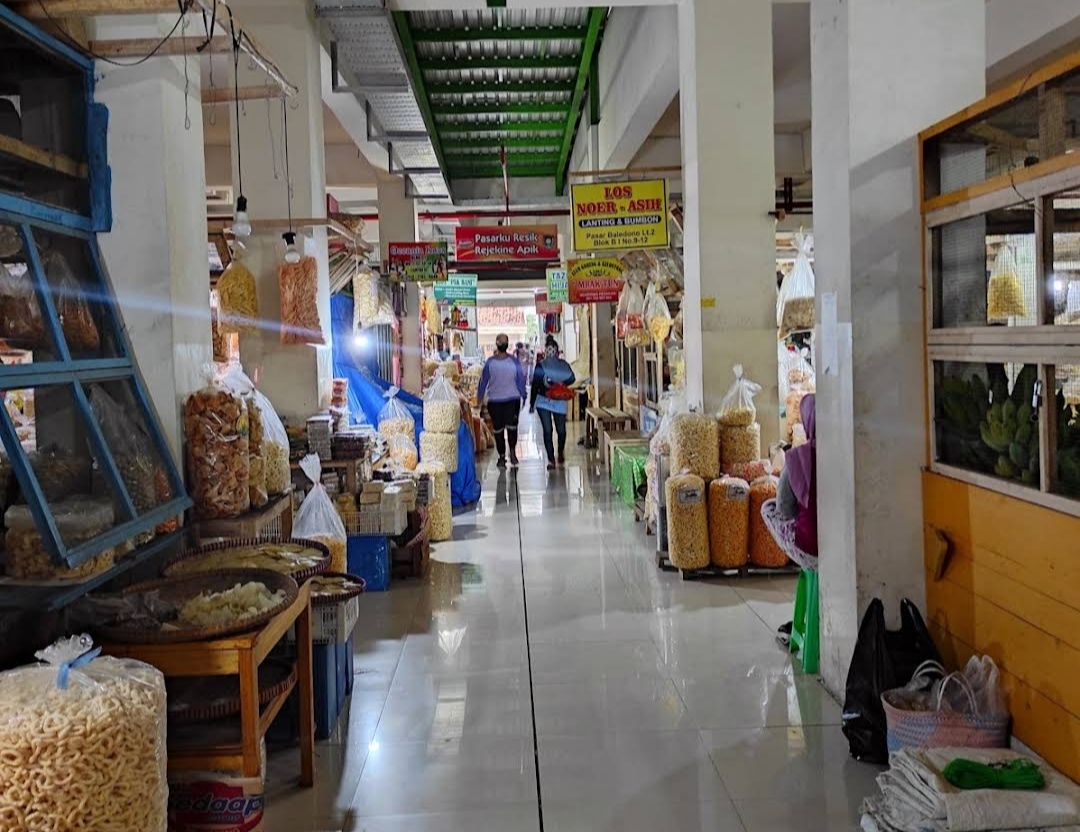 MEMRIHATINKAN: Suasana Pasar Baledono yang sepi dikunjungi masyarakat. Para pedagang berharap ada terobosan strategis untuk mermaikan kembali pasar ini.