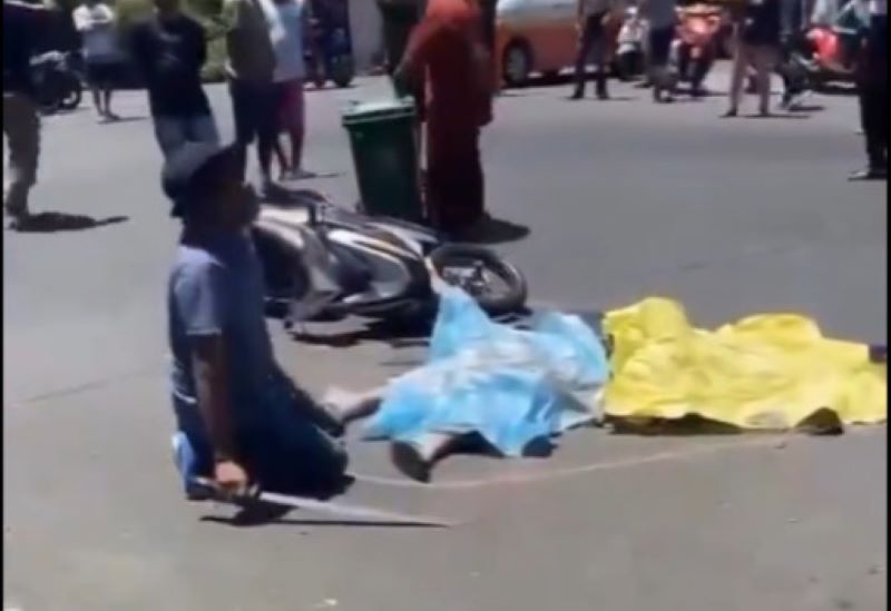 Orang tua korban datang menenteng senjata tajam di lokasi terjadinya seorang pelajar tewas Mengenaskan. Foto :