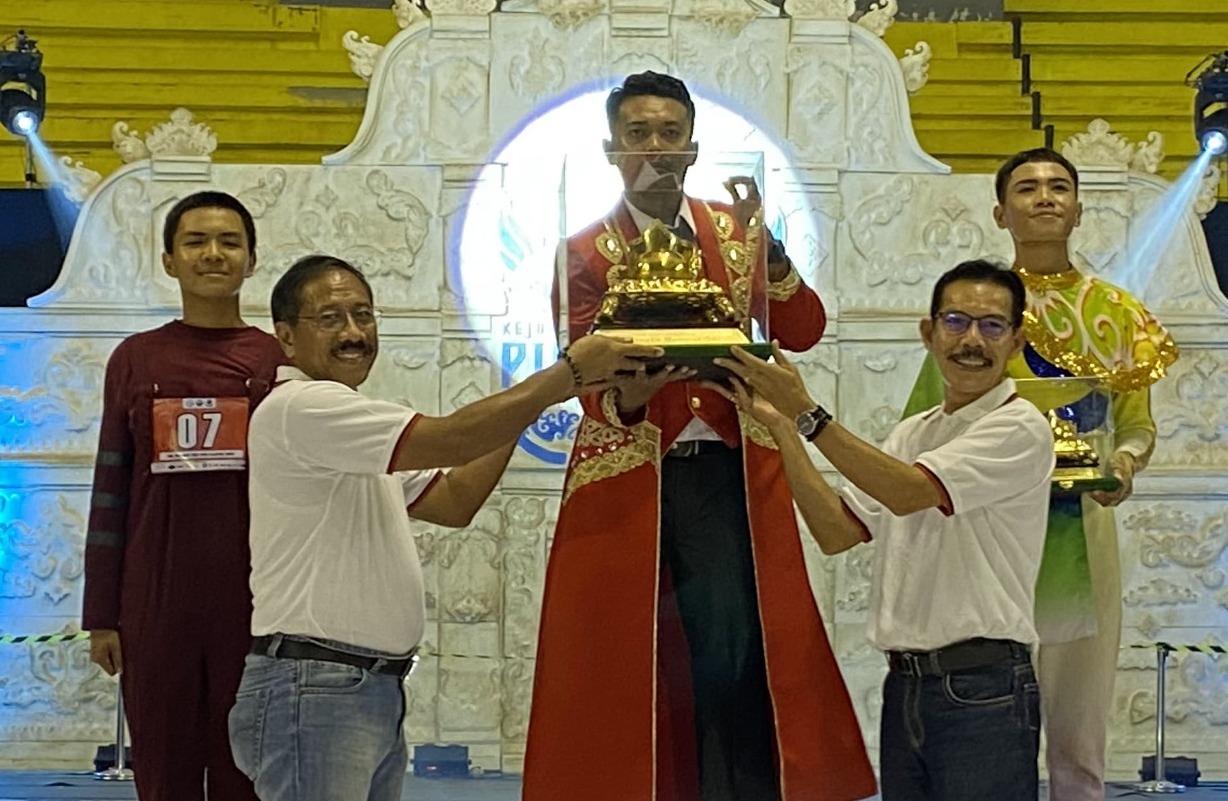 erwakilan tim dari MB Waditra Prima Sangatta saat menerima Piala Raja HB X dari Kepala BPO Disdikpora DIY Priya Santosa dan Ketua Umum KONI DIY, Djoko Pekik Irianto di GOR Among Raga.&nbsp;  &nbsp;