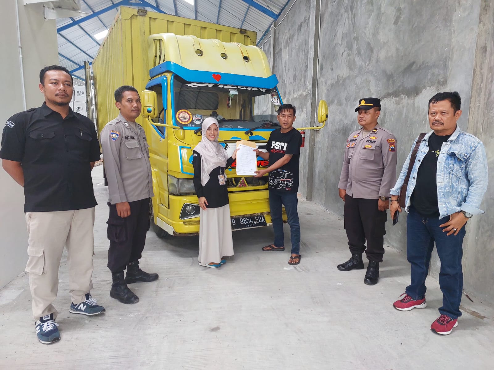 LOGISTIK PILKADA : Staf KPU Kebumen disaksikan petugas Bawaslu serta personel kepolisian menerima logistik Pilkada 2024 berupa surat suara yang dikirim langsung dari perusahaan percetakan.