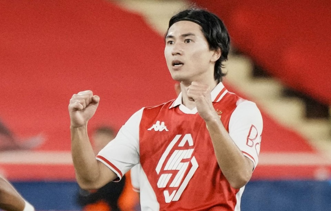 Selebrasi Takumi Minamino setelah cetak dua gol ke gawang Crvena Zvezda