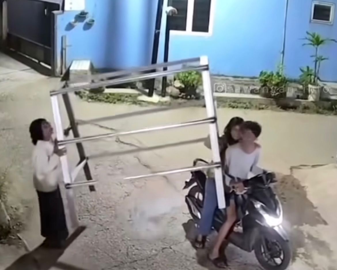 Tiga remaja tengah mencuri jemuran milik warga di kawasan Pasir Putih, Bojongsari, Sawangan, Kota Depok, Minggu (20/10/2024) malam.