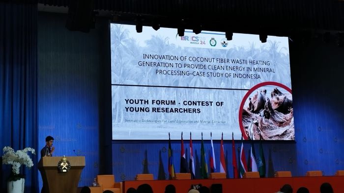 PAPARAN: Muhamad Maulana Yusup mempresentasikan karya ilmiahnya tentang inovasi pembakaran sisa sabut kelapa untuk menghasilkan energi bersih di Saint Petersburg Mining University.
