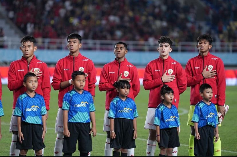 Para pemain nasional U-17 Indonesia menyanyikan lagu kebangsaan dengan tangan di dada.
