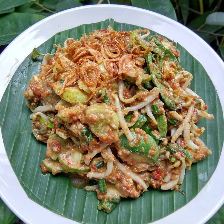Karedok, hidangan khas Sunda yang menyegarkan dengan sayuran mentah dan bumbu kacang pedas gurih.