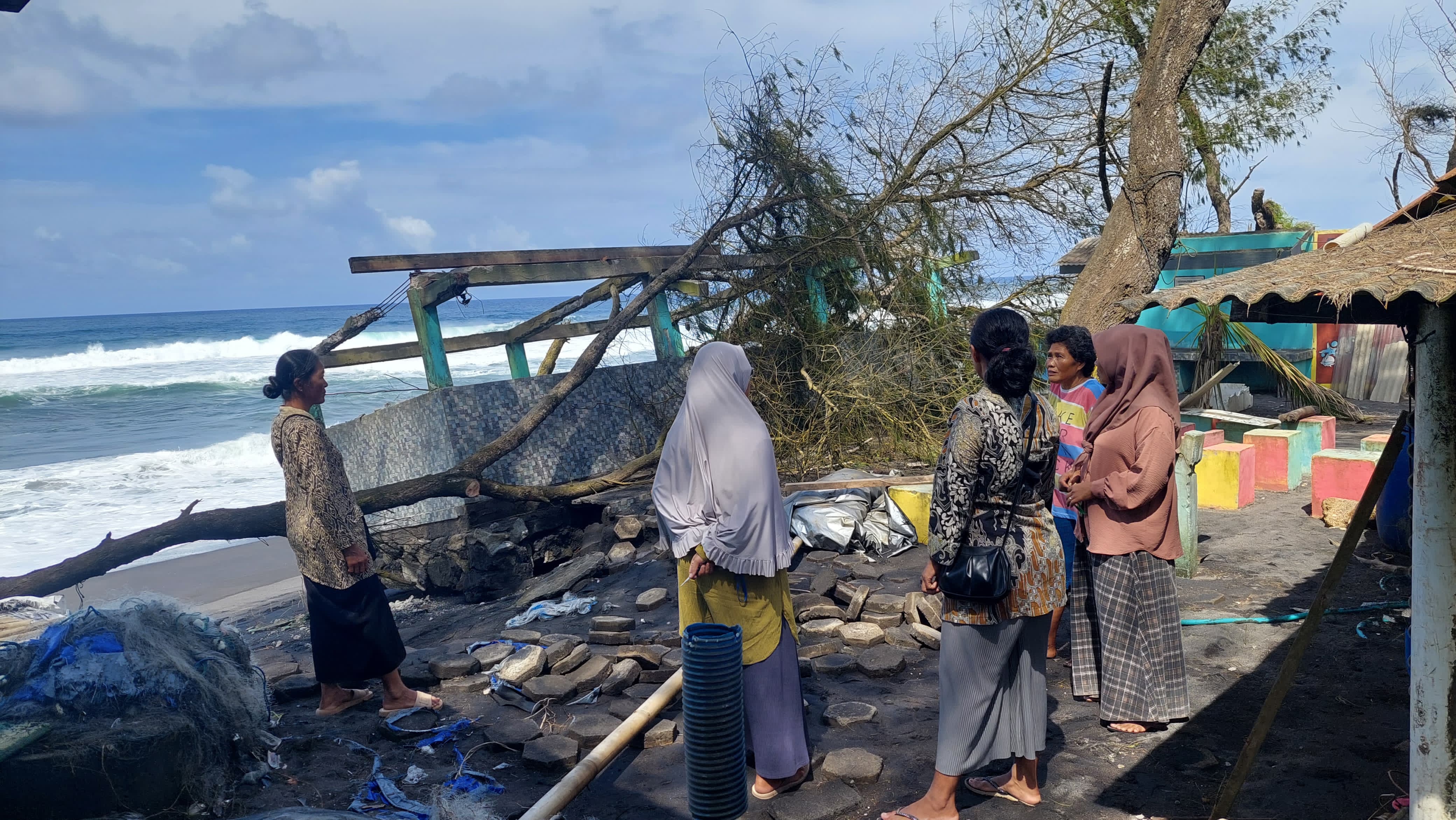 ABRASI: Bangunan penangkaran penyu rusak terdampak abrasi.