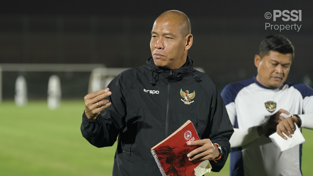 Pelatih timnas Indonesia U17, Nova Arianto saat memimpin latihan skuad Garuda Muda (PSSI)