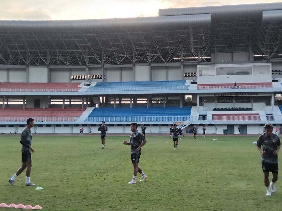 Keterangan Para pemain PSIM Jogja saat menjalani latihan rutin di Stadion Mandala Krida.