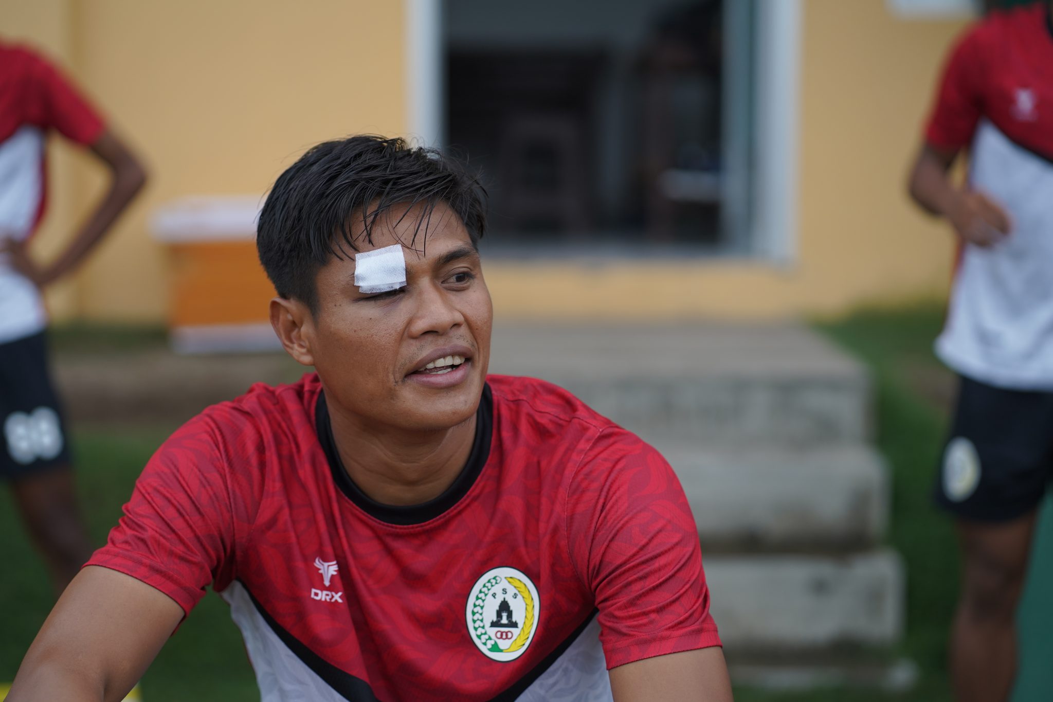 Pemain bertahan PSS Sleman, Fachruddin Aryanto sudah jalani latihan meskipun terdapat robekan di atas mata kanannya