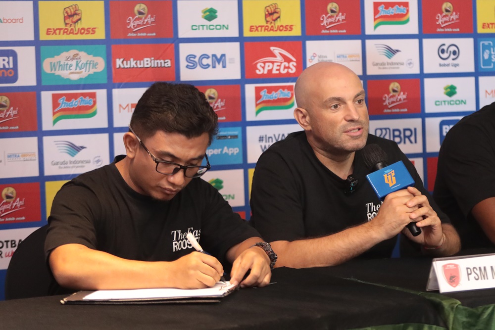 Pelatih PSM Makassar, Bernardo Tavares (kanan) dalam sesi pers pre-match BRI Liga 1 kontra Persebaya Surabaya (LIB)
