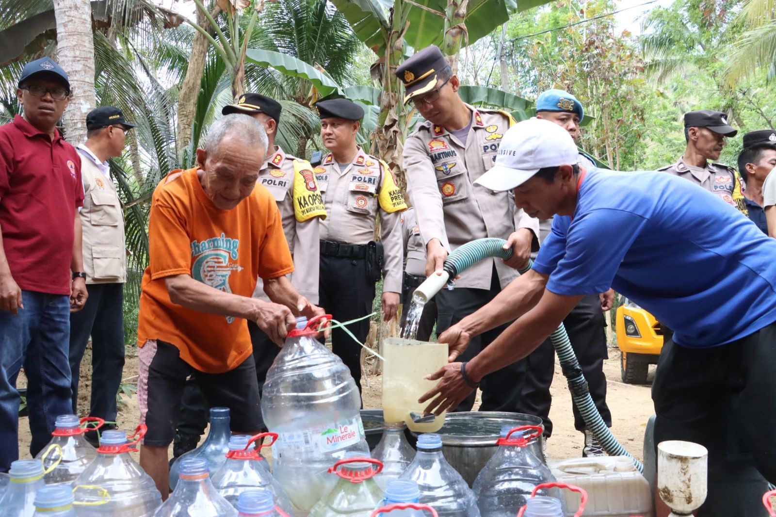 DISTRIBUSI: Kapolres Kulon Progo membantu pendistribusian air.&nbsp;