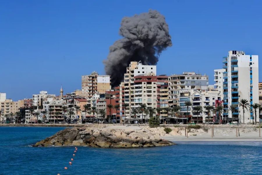 Serangan udara Israel di Beirut selatan hancurkan kompleks perumahan dan memicu evakuasi massal.