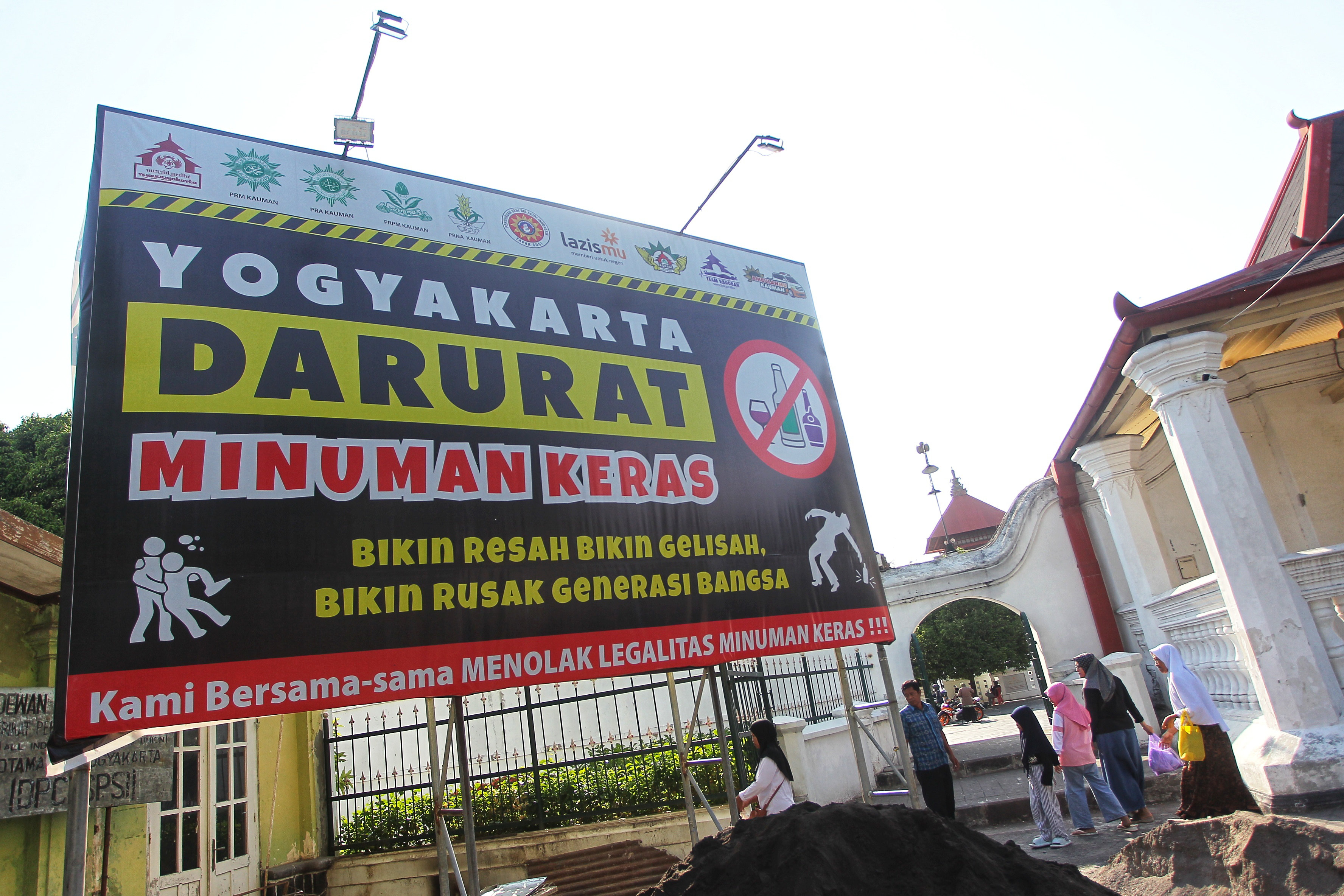 Spanduk perang terhadap peredaran miras di DIY