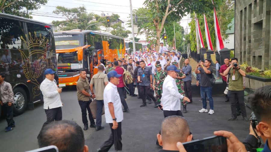 ANTUSIAS: Para siswa dari berbagai sekolah tampak membawa bendera Merah Putih di kawasan Akmil Magelang untuk menyambut rombongan Presiden, Kamis (24/10/2024).