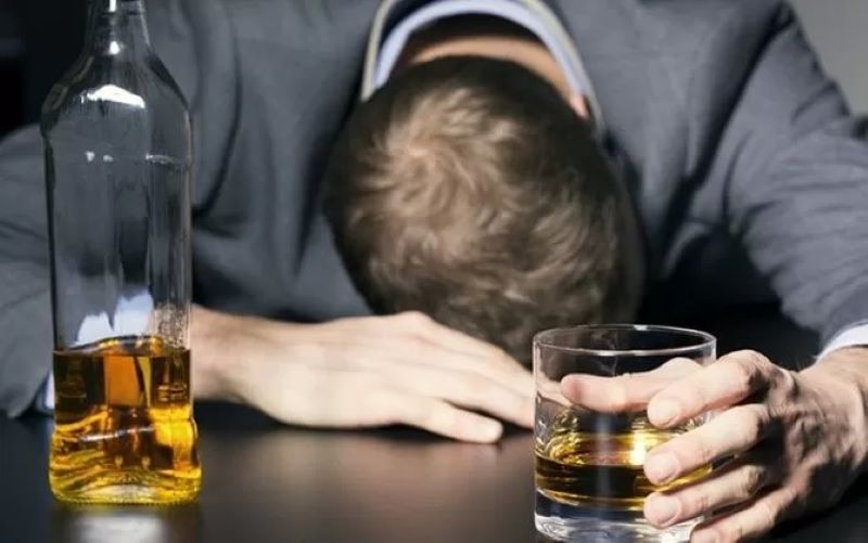 Ilustrasi orang kecanduan alkohol.