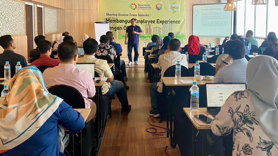 Gelaran Temu Industri yang dilakukan oleh SMK-SMTI Yogyakarta bersama 61 perusahaan yang berlangsung di Surabaya