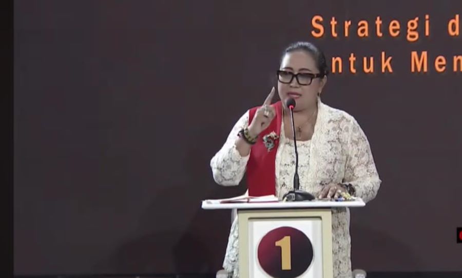 Calon Bupati Gunungkidul Endah Subekti Kuntariningsih saat mengikuti debat di Auditorium TVRI Yogyakarta, Rabu (23/10) malam.