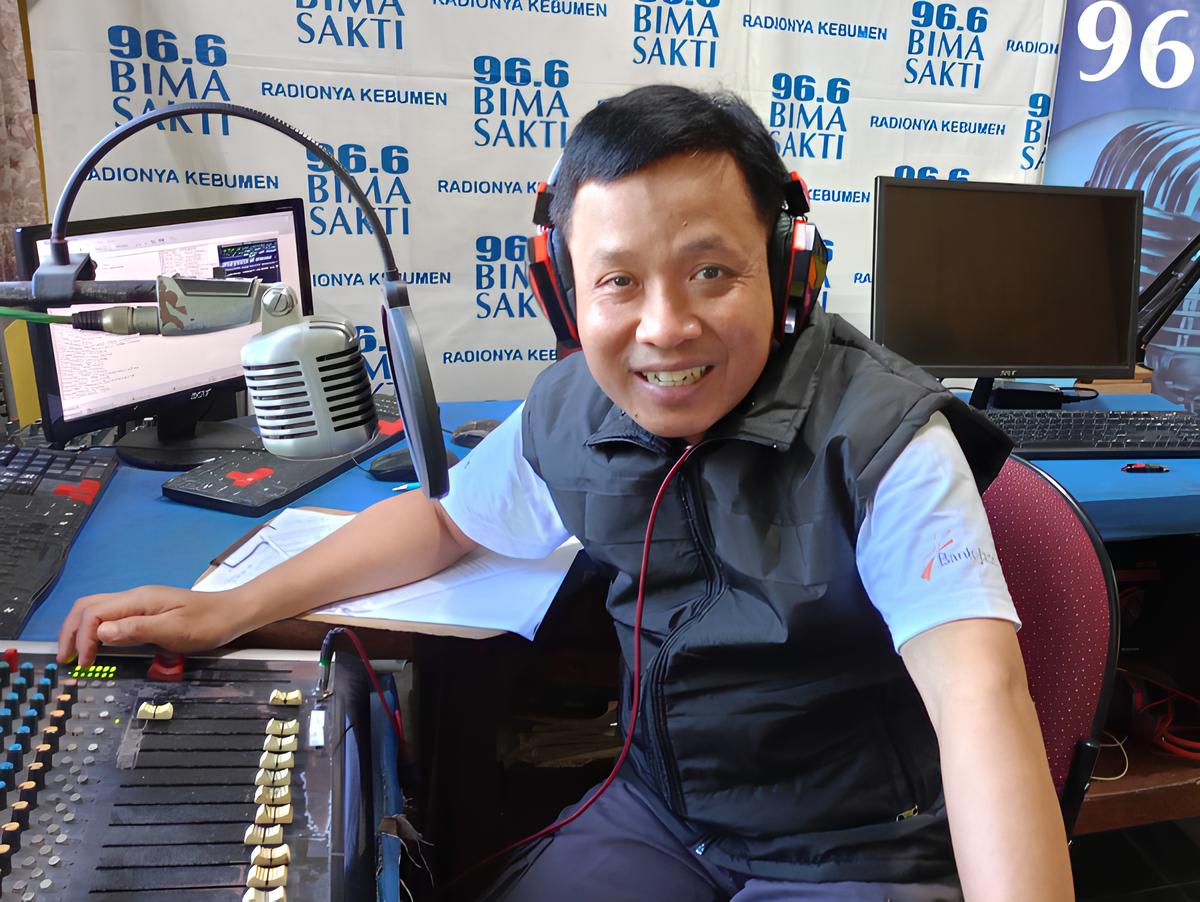 Firman Mualim, 44, seorang penyiar radio swasta di Kebumen yang konsisten menggunakan bahasa ngapak ketika siaran.