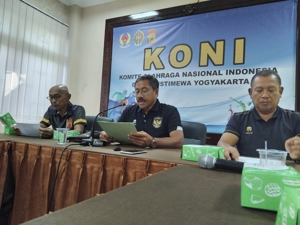 etua Umum KONI DIJ Djoko Pekik Irianto yang didampingi Wakil Ketua Umum II KONI DIJ (kanan) dan Sekretaris Umum KONI DIJ (kiri) saat memberikan keterangan di kantor KONI DIJ.  &nbsp;