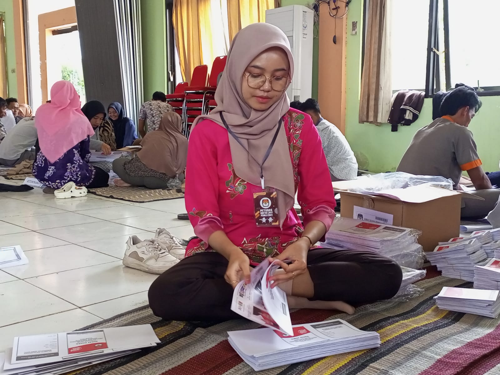 PEMBERDAYAAN : KPU Kebumen memberdayakan masyarakat dalam proses sortir lipat surat suara Pemilu 2024. Hal yang sama juga akan dilakukan untuk Pilkada 2024.