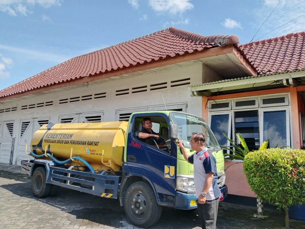 Proses pengiriman air untuk daerah kekeringan di Sleman. Meskipun sebagian wilayah sudah turun hujan, ada wilayah lain yang mengalami kekurangan air bersih.  &nbsp;