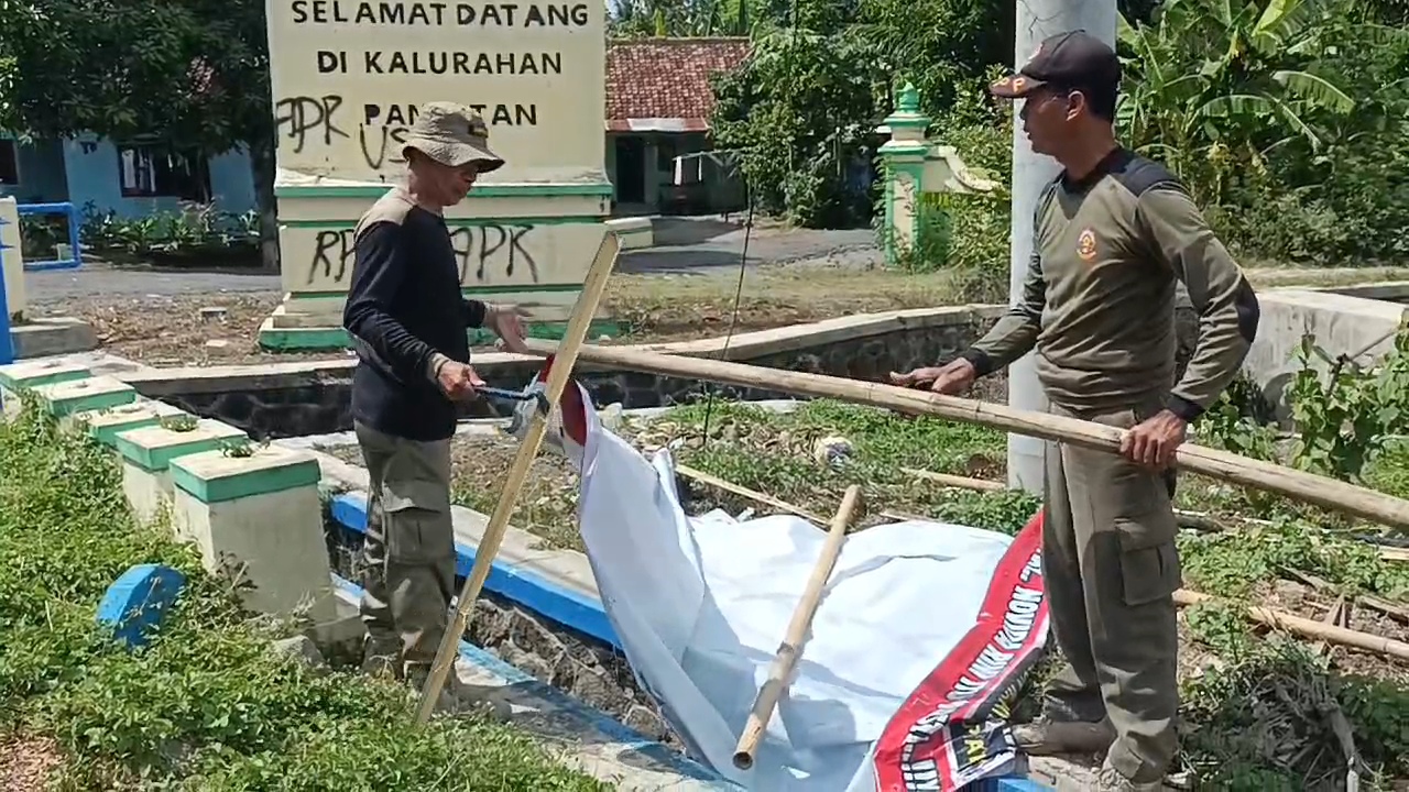 &nbsp;  APK: Personil Satpol PP dan Bawaslu melakukan penertiban APK di ruas Jalan Nagung-Cicikan.