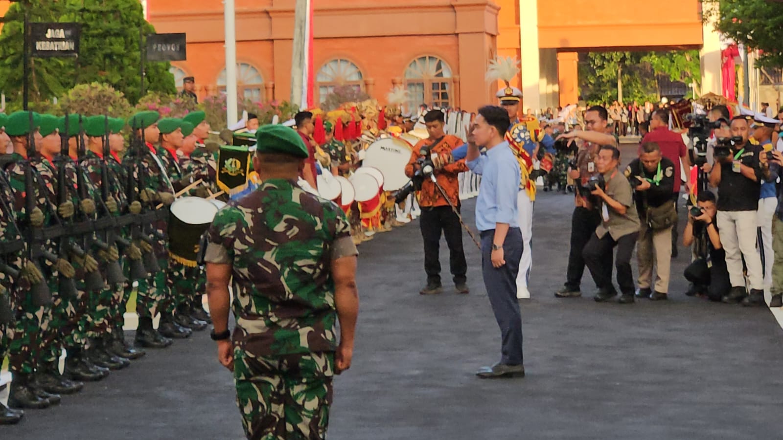 DISAMBUT: Kedatangan Wakil Presiden Gibran Rakabuming Raka disambut oleh ribuan warga dan drumband GSCL, Kamis (24/10).
