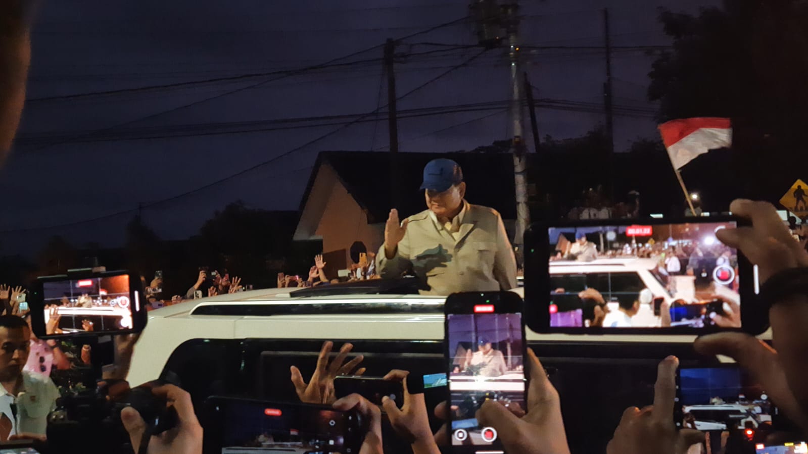 SAPA WARGA: Dengan menaiki mobil Maung Garuda, Presiden Prabowo Subianto tiba di Akmil Magelang sembari menyapa warga.