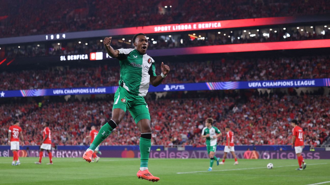 Selebrasi Antoni Milambo usai mencetak dua gol ke gawang Benfica dalam kemenangan Feyenoord di Liga Champions