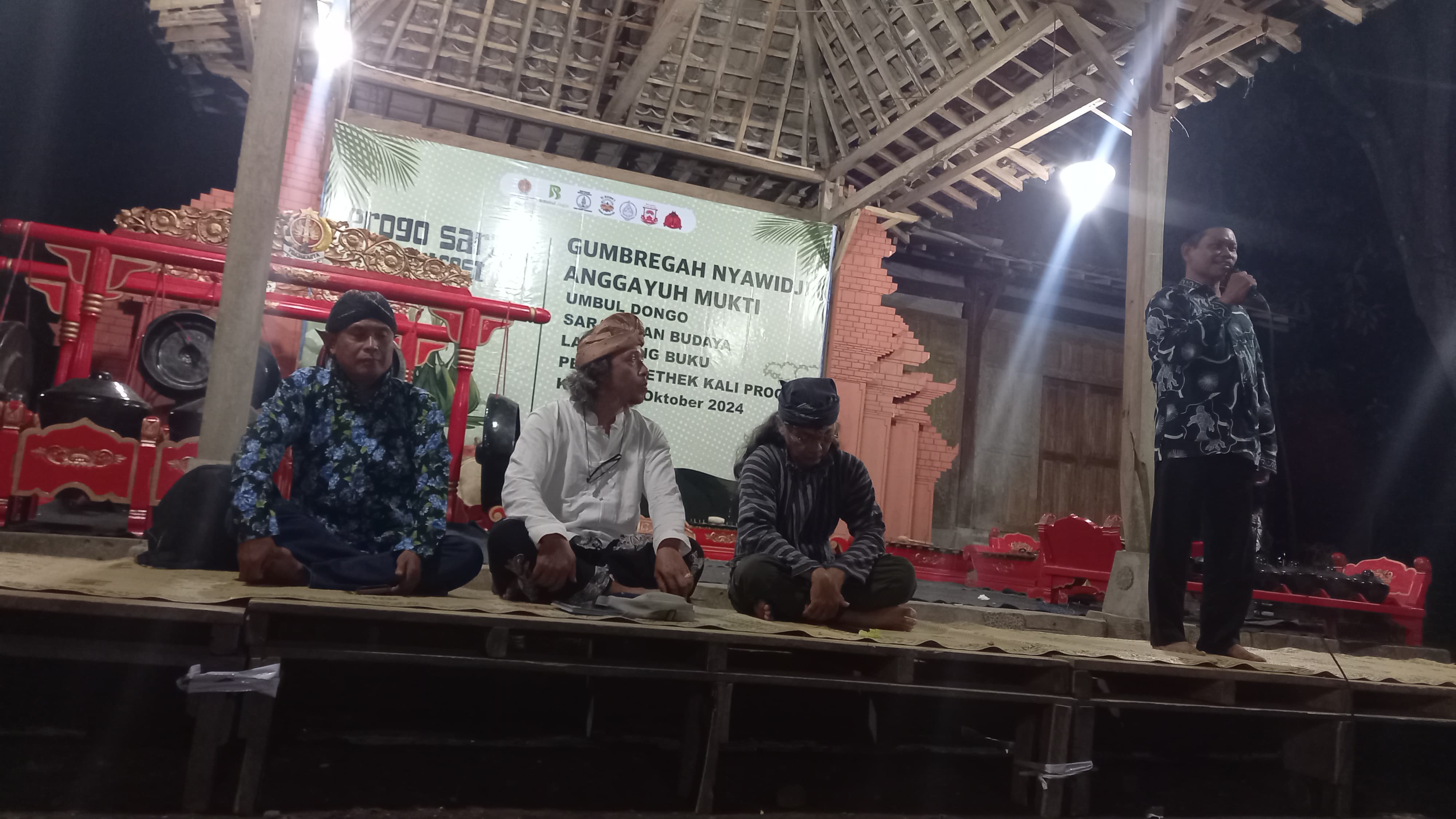 Launching buku Gethek Kali Progo yang digelar  di Kedai Nyawiji, Padukuhan Bendo, Trimurti, Srandakan Bantul, Kamis (24/10).