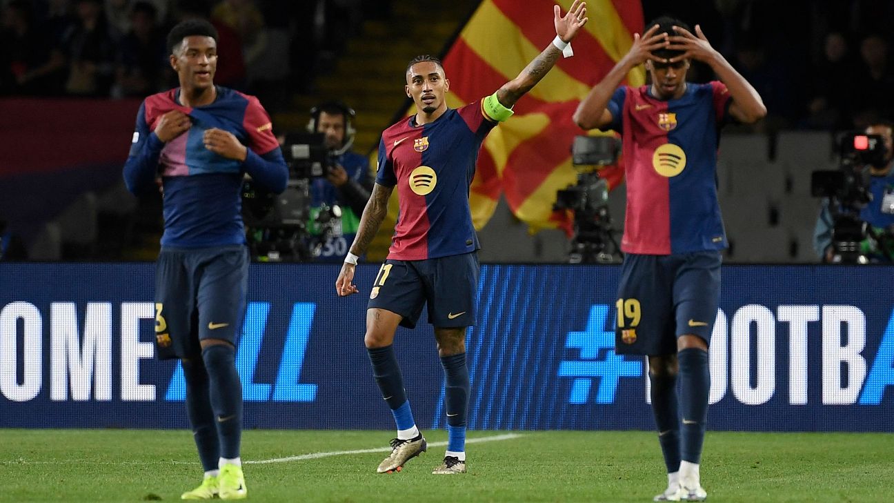 Selebrasi Raphinha usai mencetak hattrick ke gawang Bayern Munich di Liga Champions