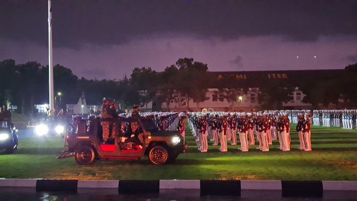 CEK BARISAN: Presiden Prabowo Subianto berkeliling bersama para menko untuk memeriksa barisan saat Parade Senja, Jumat petang (25/10/2024).