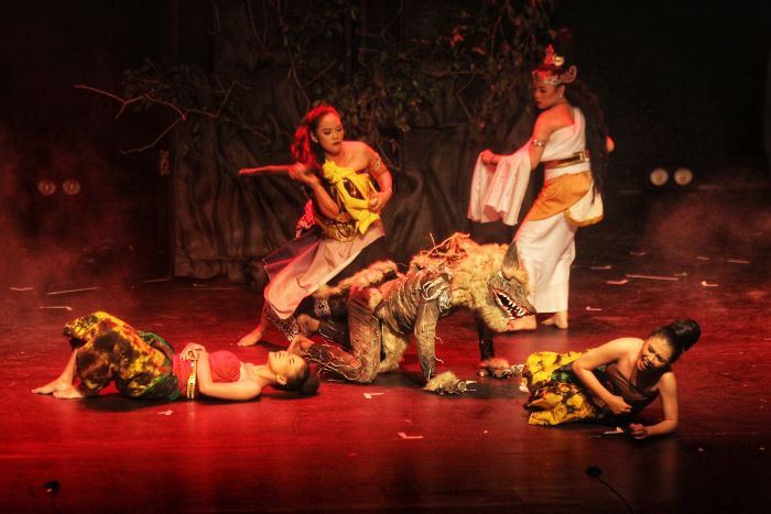 TOTALITAS: Kontingen Kabupaten Bantul menampilkan lakon Kencana Rupa Wineca dalam Festival Ketoprak DIY 2024, di Taman Budaya Yogyakarta (TBY) Jumat malam (25/10/2024).