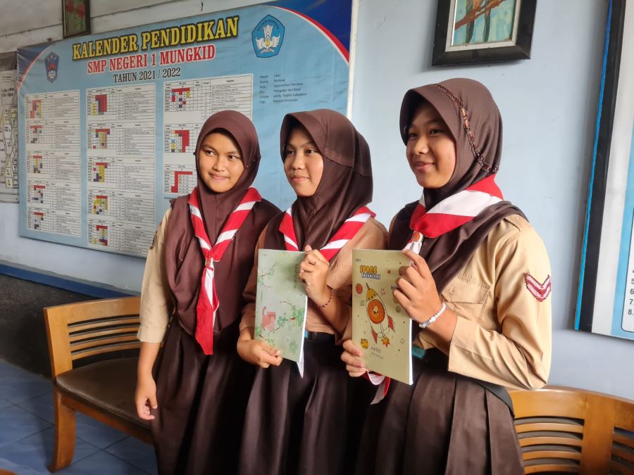 SEMRINGAH: Perwakilan siswa SMPN 1 Mungkid menunjukkan buku tulis yang diberikan oleh Wakil Presiden Gibran Rakabuming Raka saat perjalanan menuju Akmil, Kamis sore (24/10/2024).
