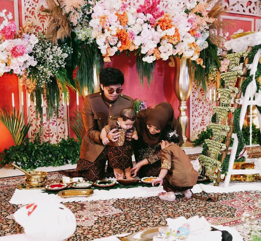Prosesi Tedhak Siten Azura putri Atta Halilintar dan Aurel Hermansyah.