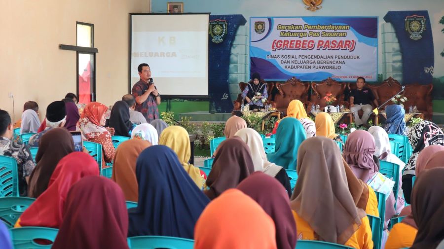 Kegiatan Grebeg Pasar yang diselenggarakan oleh Dinsosdaldukkb Purworejo di Kecamatan Gebang, Kamis (24/10/2024).