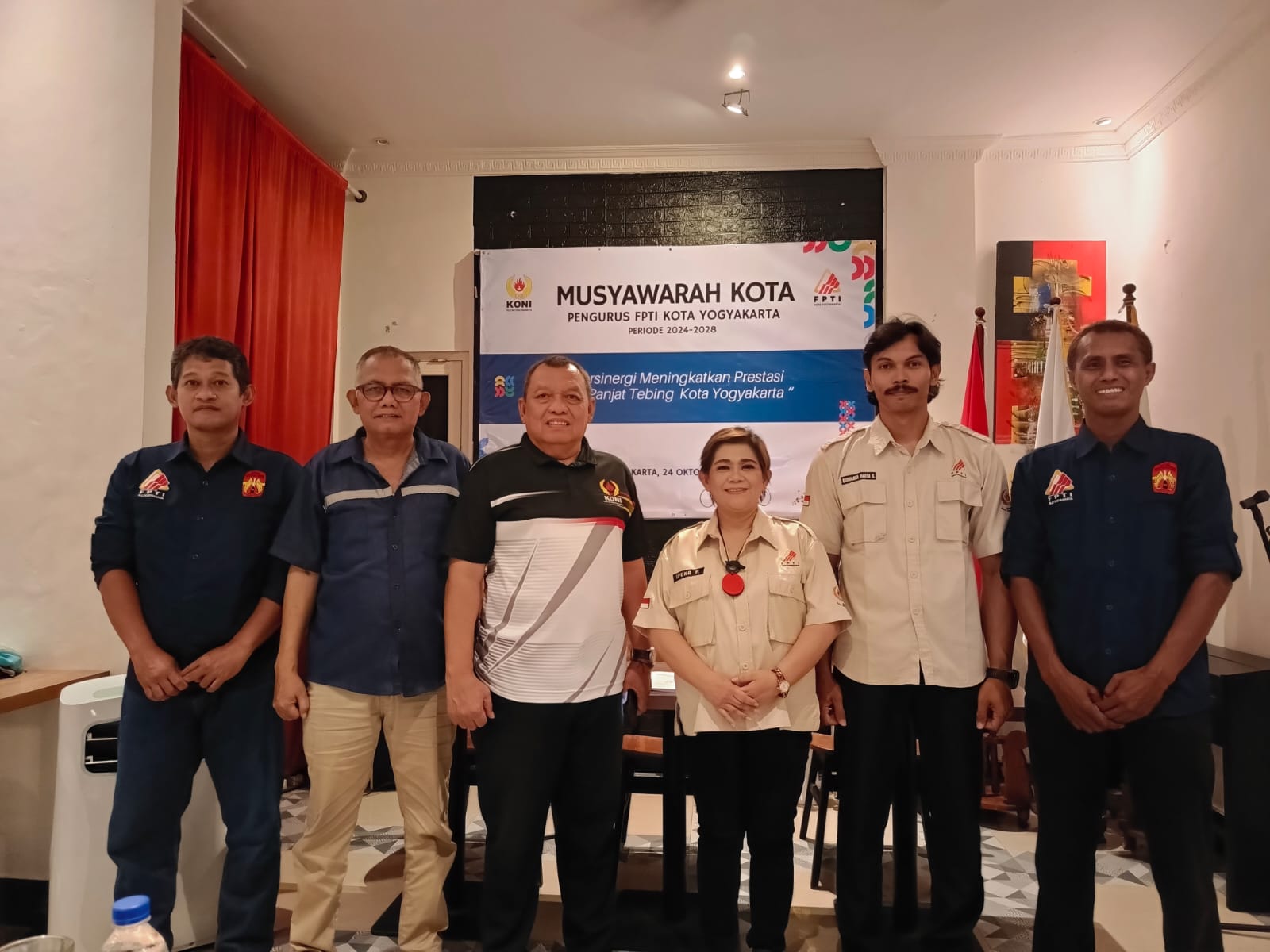 Ketua Umum Pengkot FPTI Kota Jogja Ipung Purwandari yang didampingi Ketua Umum KONI Kota Jogja Aji Karnanto saat berfoto bersama dengan perwakilan Pengda FPTI DIJ usai terpilih dalam Muskot