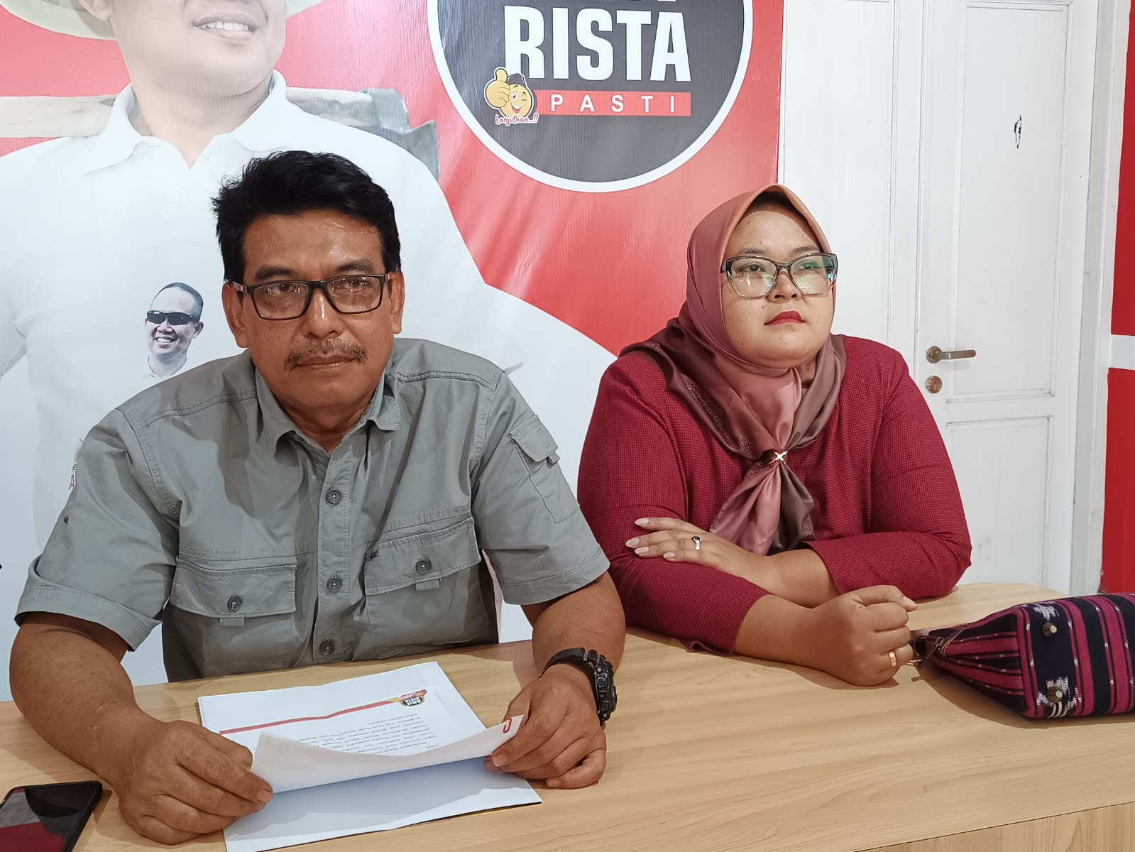 Juru Bicara Tim Pemenangan Arif-Rista Gito Prasetyo (kiri) menyatakan akan menempuh jalur hukum terkait pencopotan alat peraga kampanye di Tirtomoyo, Poncowarno.