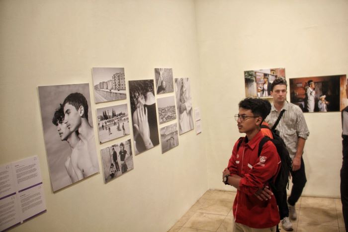 FOKUS: Pengunjung mengamati karya foto pada Pameran World Press Photo 2024 di Pendhapa Art Space, Sewon, Bantul, Kamis (24/10/2024).