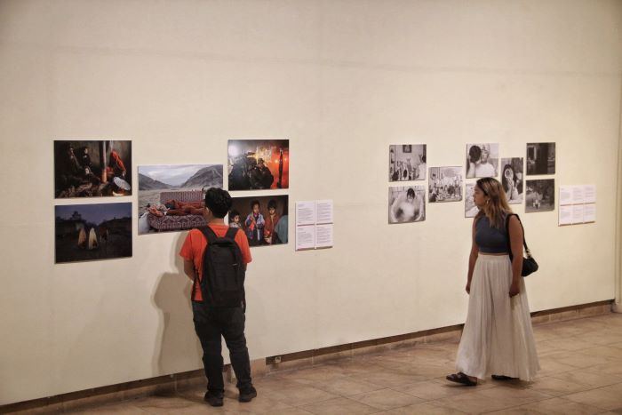 FOKUS: Pengunjung mengamati karya foto pada Pameran World Press Photo 2024 di Pendhapa Art Space, Sewon, Bantul, Kamis (24/10/2024).