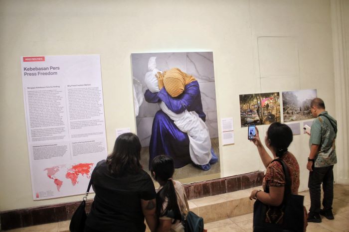 FOKUS: Pengunjung mengamati karya foto pada Pameran World Press Photo 2024 di Pendhapa Art Space, Sewon, Bantul, Kamis (24/10/2024).
